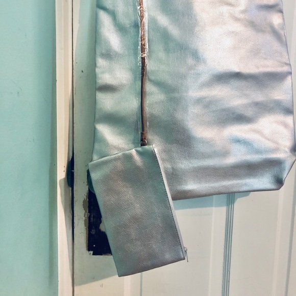 [NEW] Silver Tote with Insert Bag - Picture 3 of 4
